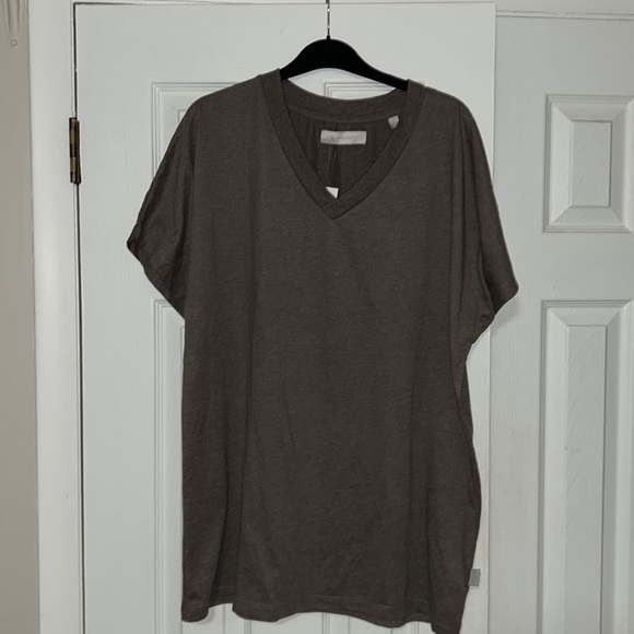NWT Standard Cloth Slim Fit V-Neck Tee Urban Outfitters XL - Picture 2 of 5